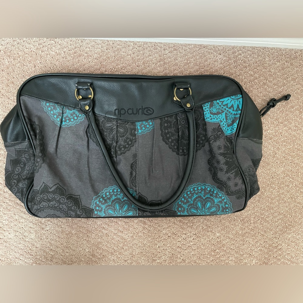 Ripcurl duffel bag. Size dimensions est: 18”Lx12”Hx7”D